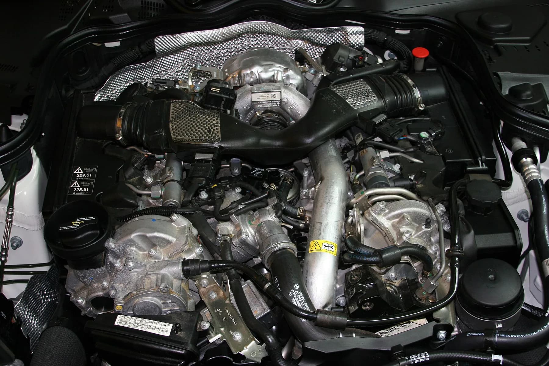 Geöffneter Motorraum mit Mercedes-Benz OM642 V6-Dieselmotor als Symbolbild