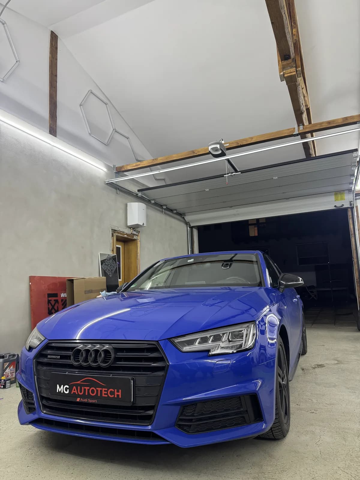 Blauer Audi in der Werkstatt von MG AutoTech