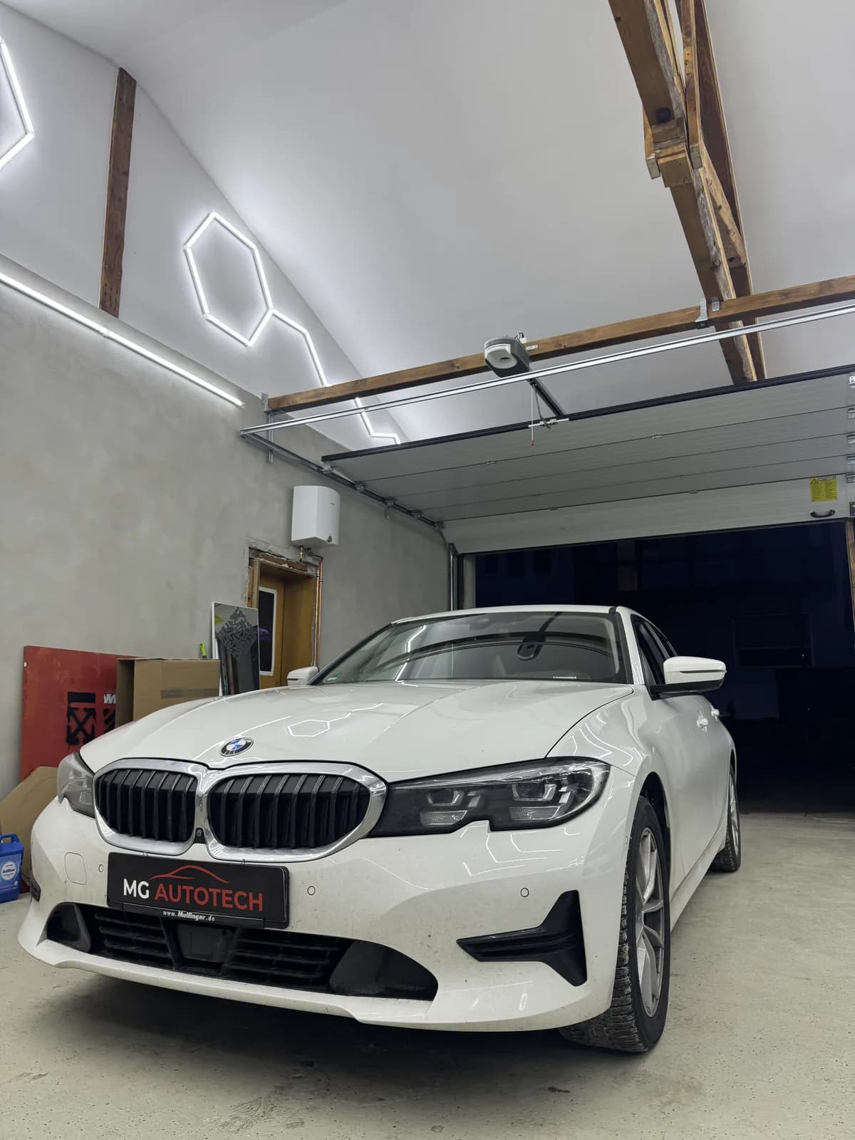 Weißer BMW 3er in der Werkstatt von MG AutoTech