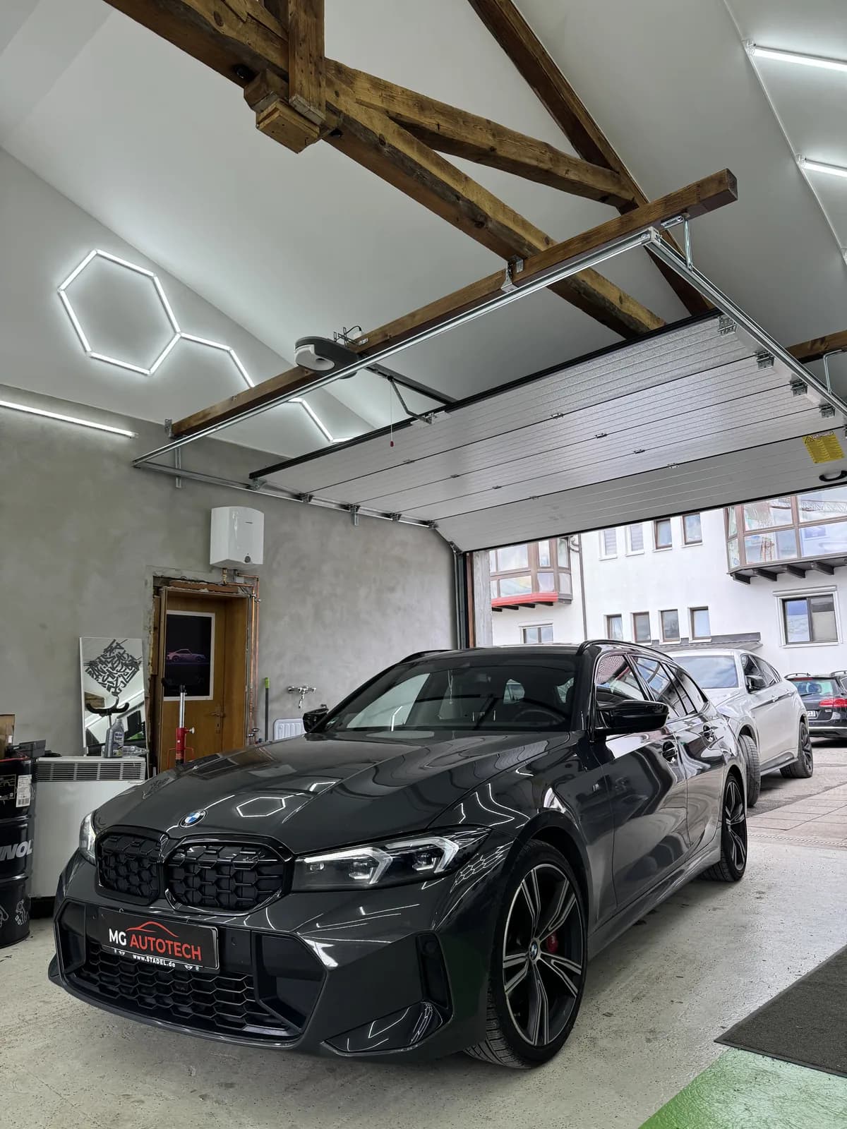 Schwarzer BMW in der Werkstatt von MG AutoTech