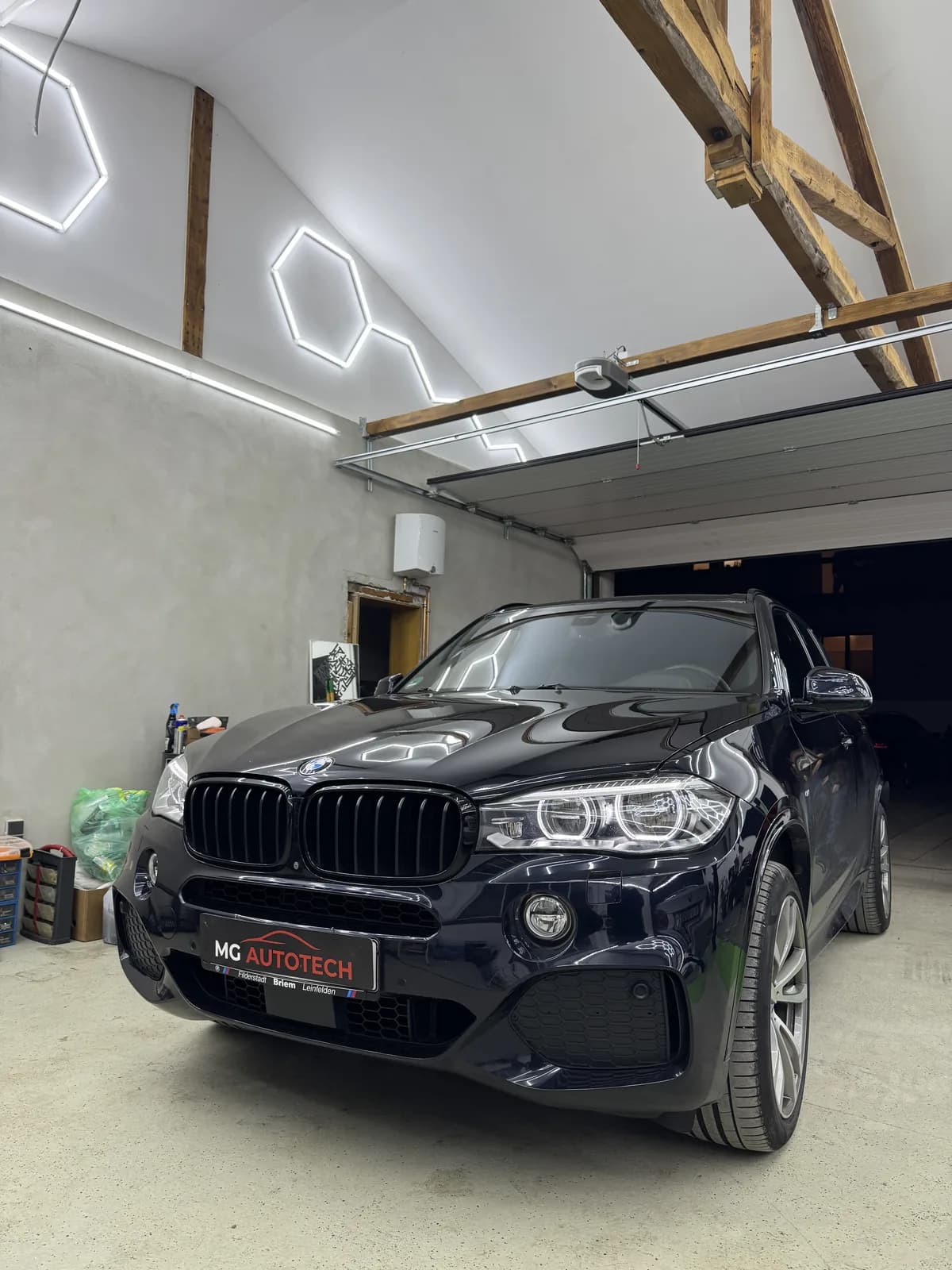 Schwarzer BMW X5 in der Werkstatt von MG AutoTech