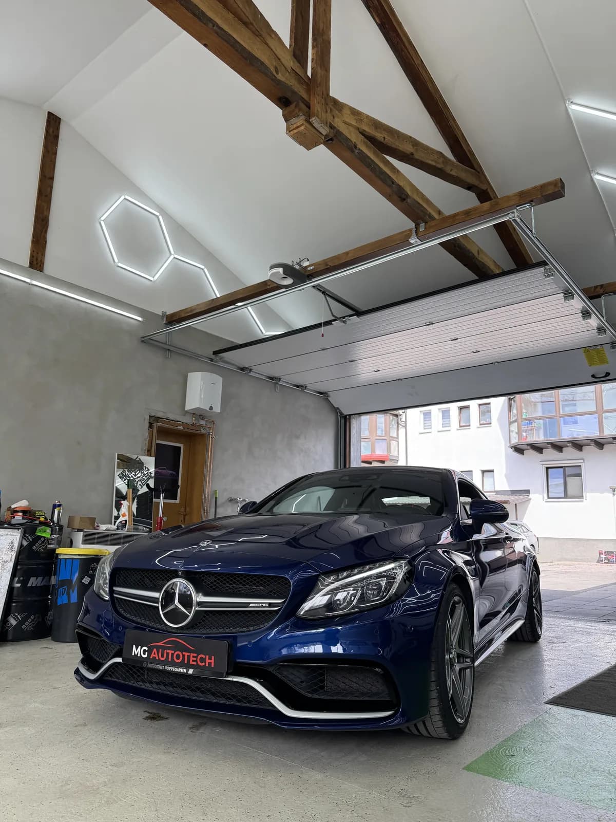 Blaues Mercedes Coupe in der Werkstatt von MG AutoTech
