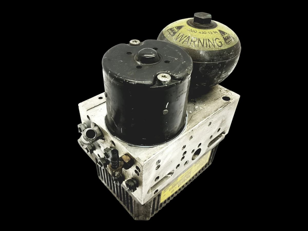 Ausgebaute Mercedes SBC Hydraulikeinheit mit Pumpenmotor und Druckspeicher