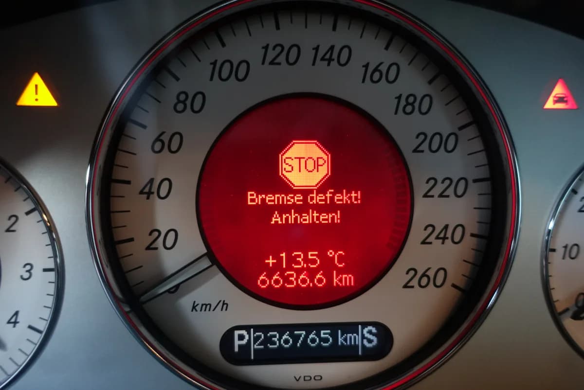 Rote Stopp-Meldung „Bremse defekt! Anhalten!“ im Kombiinstrument eines Mercedes