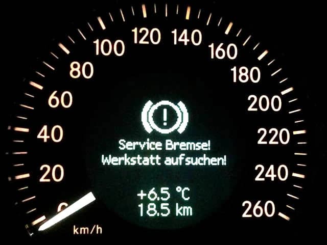 Kombiinstrument eines Mercedes mit der Warnung „Service Bremse! Werkstatt aufsuchen!“